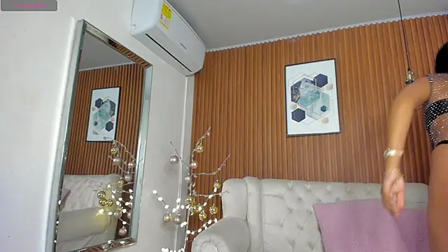 Snapshot of RoxannaHanson chatting on December 12, 2024, 4:59 am RoxannaHanson online show from December 12, 2024, 4:59 am