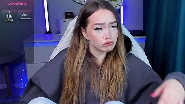 Evia r0se online show from November 10, 2025, 2:27 pm