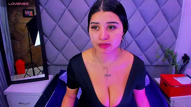 venusowen  online show from November 5, 2025, 1:22 pm