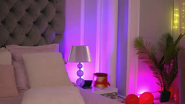 Snapshot of YasmineShaw chatting on March 19, 2025, 2:27 am YasmineShaw online show from March 19, 2025, 2:27 am