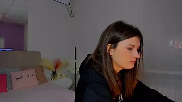 Laura Leee online show from February 4, 2025, 6:25 am