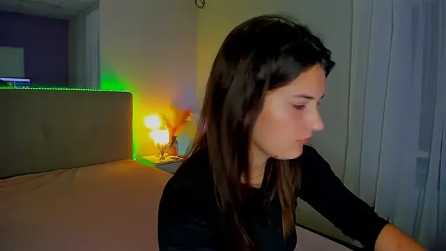 Laura Leee online show from October 12, 2025, 5:06 am