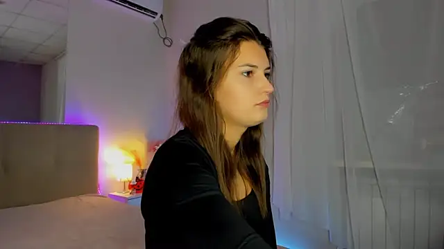 Laura Leee online show from October 15, 2025, 5:18 am