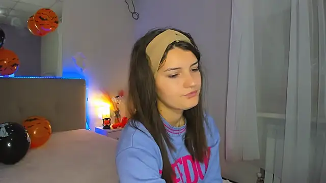 Laura Leee online show from October 24, 2025, 5:26 am