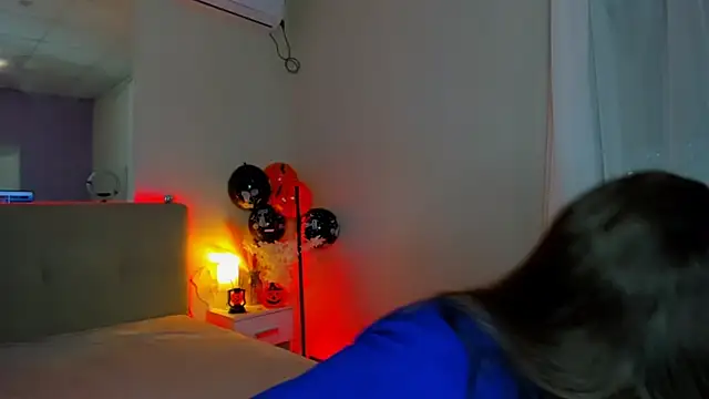 Laura Leee online show from November 1, 2025, 6:48 am