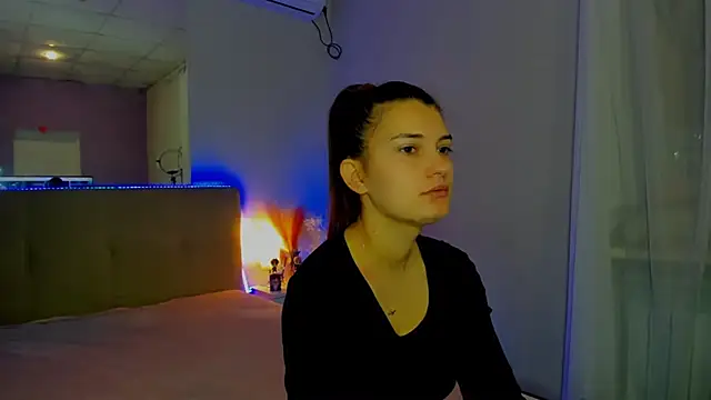 Laura Leee online show from November 12, 2025, 6:25 am