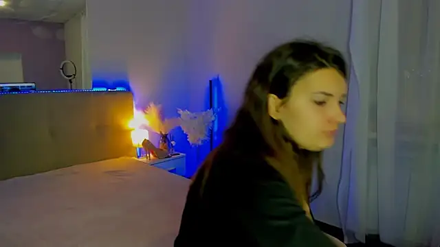 Laura Leee online show from November 25, 2025, 6:02 am