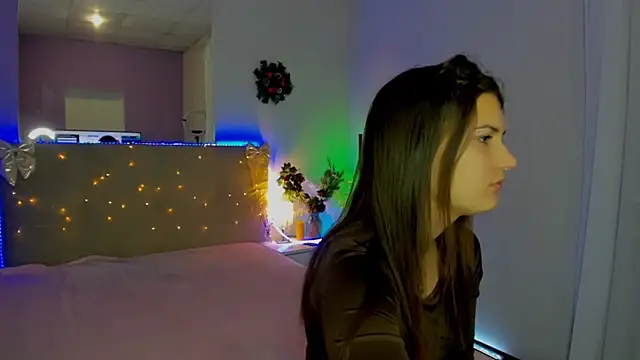 Laura Leee online show from December 18, 2025, 6:19 am