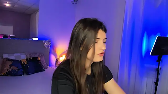 Laura Leee online show from June 10, 2026, 5:07 am