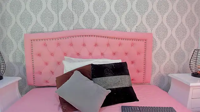 martina rivera  online show from October 2, 2025, 12:12 pm