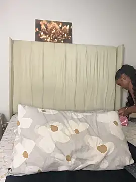 Snapshot of BhadBhad_Kitty chatting on October 27, 2025, 5:33 am BhadBhad Kitty online show from October 27, 2025, 5:33 am