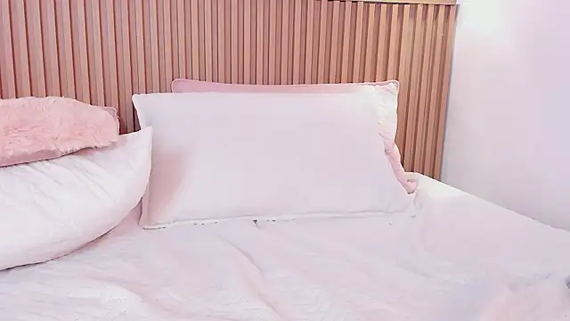 Snapshot of Bella_reaset18 chatting on December 21, 2024, 7:24 am Bella reaset18 online show from December 21, 2024, 7:24 am