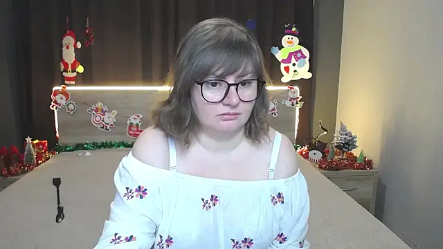 ZannaDreil online show from December 17, 2025, 6:58 pm