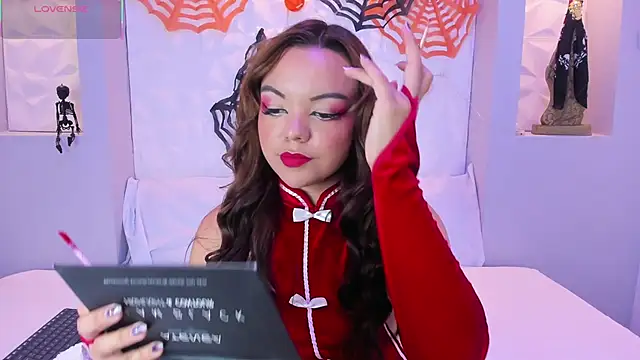 EmilyRouss  online show from October 27, 2025, 7:29 pm