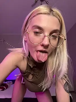 Snapshot of LoveLuna_ chatting on December 15, 2024, 11:20 pm LoveLuna online show from December 15, 2024, 11:20 pm