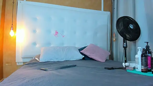  evamilf  online show from February 5, 2026, 12:21 pm