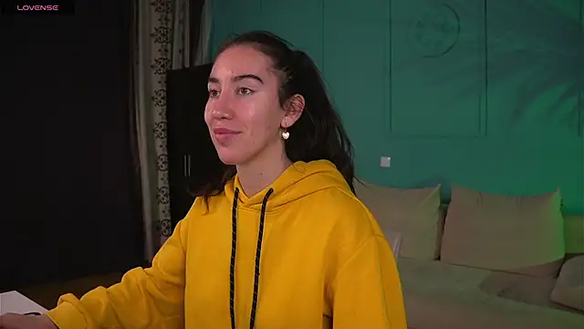 Belle Via online show from April 17, 2026, 3:26 pm