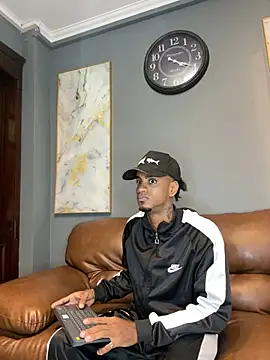 AaronCruz  online show from February 15, 2025, 1:27 pm