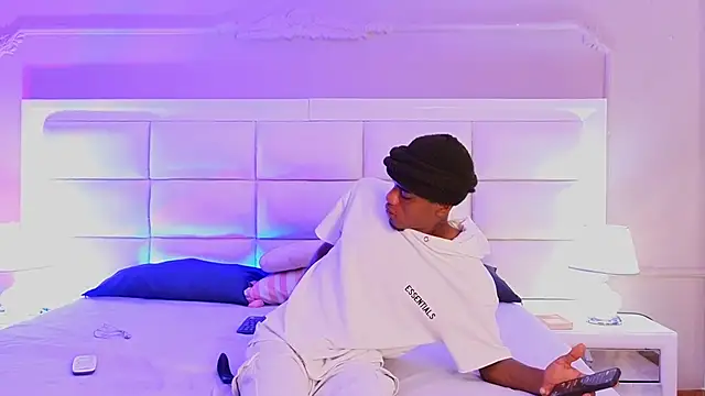 AaronCruz  online show from April 21, 2026, 10:12 pm