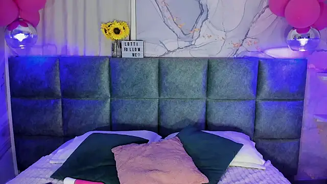 LottiCarter online show from September 25, 2025, 11:36 am