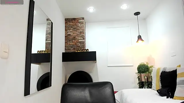 LenaRuiz  online show from February 11, 2025, 12:05 pm