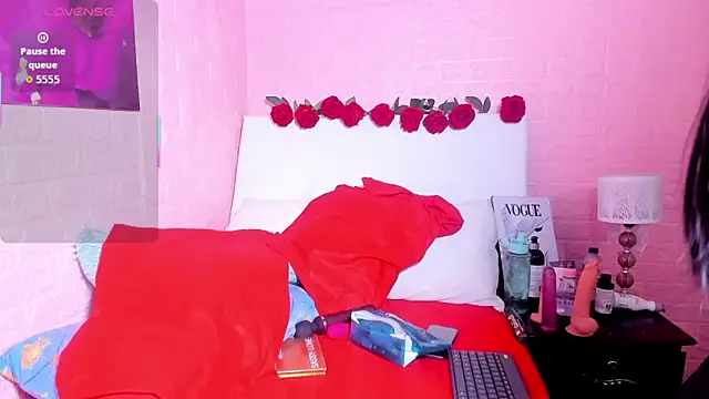 LYAA COLLINS  online show from November 13, 2025, 11:42 am