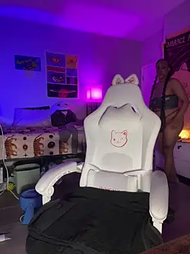 loveluna8 online show from March 15, 2025, 8:37 am