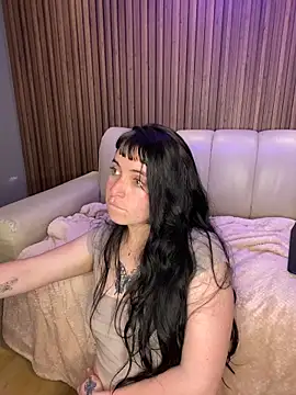 Lucy Smith2 online show from November 28, 2025, 3:58 pm