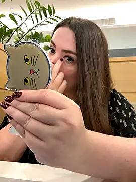 Sophie Eaton online show from November 1, 2025, 7:49 pm