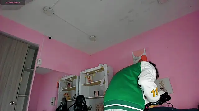 Ian Castillo  online show from December 17, 2025, 11:16 am