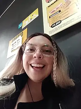 Snapshot of madelaine- chatting on May 4, 2026, 6:59 pm madelaine- online show from May 4, 2026, 6:59 pm