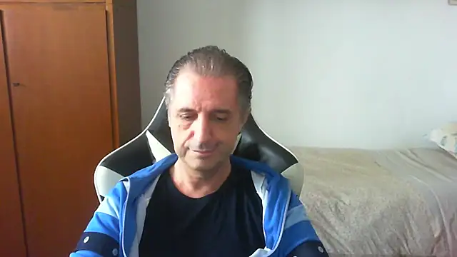Snapshot of lliuk70mi chatting on May 6, 2026, 12:54 pm lliuk70mi online show from May 6, 2026, 12:54 pm