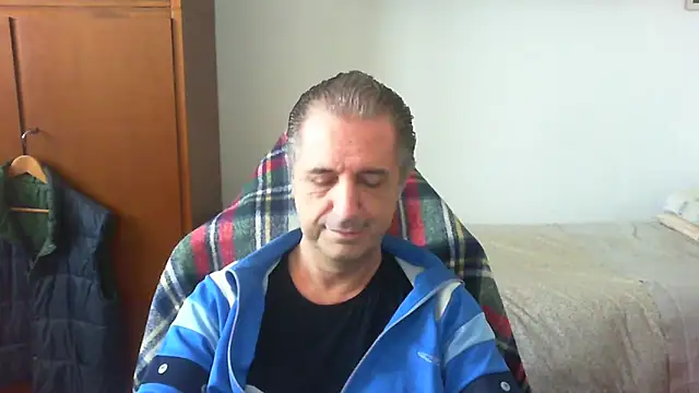 Snapshot of lliuk70mi chatting on May 7, 2026, 1:27 pm lliuk70mi online show from May 7, 2026, 1:27 pm