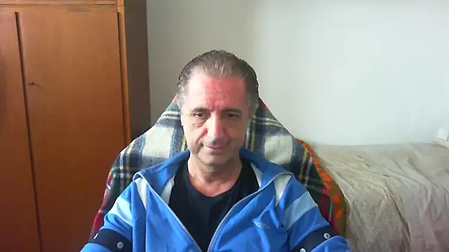 Snapshot of lliuk70mi chatting on May 9, 2026, 2:00 pm lliuk70mi online show from May 9, 2026, 2:00 pm