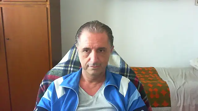 Snapshot of lliuk70mi chatting on May 17, 2026, 12:23 pm lliuk70mi online show from May 17, 2026, 12:23 pm