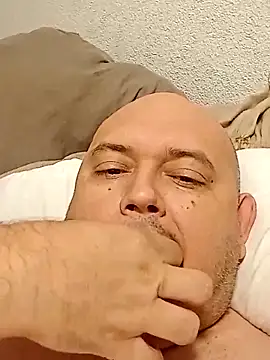 Snapshot of BigromeoXX chatting on October 21, 2025, 10:49 am BigromeoXX online show from October 21, 2025, 10:49 am