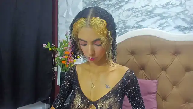 Snapshot of Queen_Cuarxxo chatting on December 16, 2024, 11:39 pm Queen Cuarxxo online show from December 16, 2024, 11:39 pm