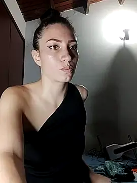 aurelialux online show from February 19, 2025, 11:57 pm