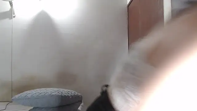 aurelialux online show from March 6, 2025, 9:31 pm