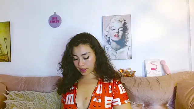 hinataleecs online show from January 5, 2025, 10:32 am