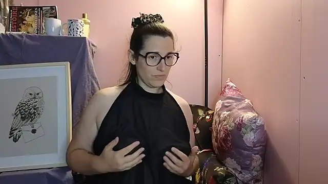bella-louva online show from June 9, 2026, 6:41 pm