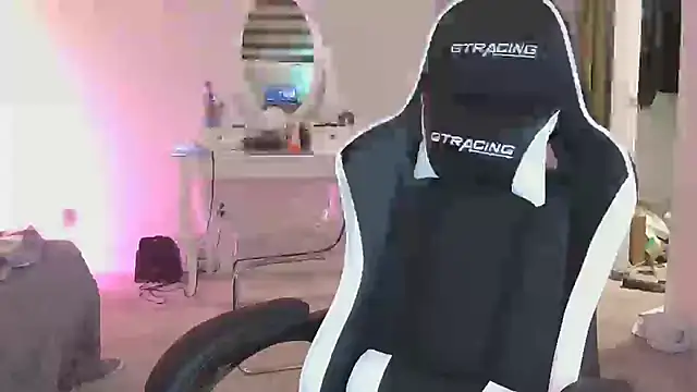 mollygordan online show from October 11, 2025, 3:06 am