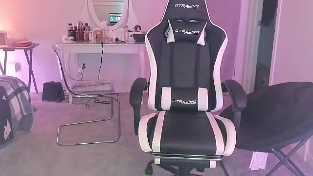 mollygordan online show from October 13, 2025, 3:17 am