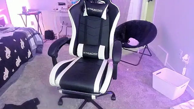 mollygordan online show from October 14, 2025, 3:07 am