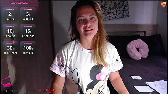 Snapshot of ParisW chatting on November 6, 2025, 11:55 am ParisW online show from November 6, 2025, 11:55 am