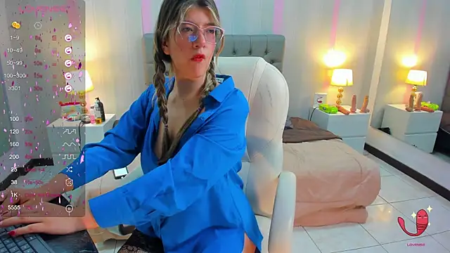 Snapshot of SEXMILLA_ chatting on February 17, 2025, 9:19 pm SEXMILLA  online show from February 17, 2025, 9:19 pm
