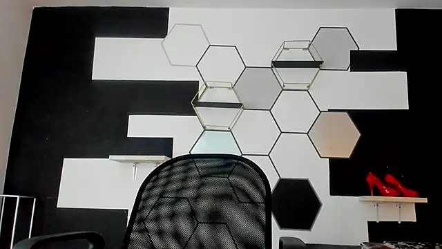 alondrabigtits online show from March 10, 2025, 11:53 am