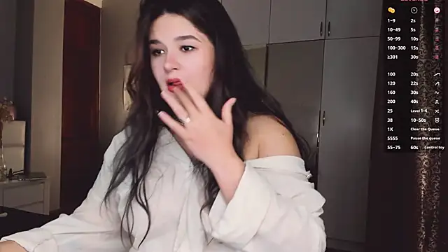 Snapshot of July_Slowdive chatting on November 13, 2025, 6:23 am July Slowdive online show from November 13, 2025, 6:23 am