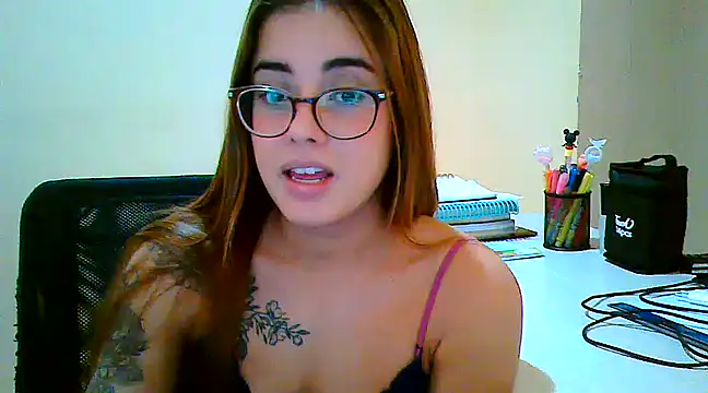 Snapshot of maliamiller chatting on March 19, 2025, 9:06 am maliamiller online show from March 19, 2025, 9:06 am