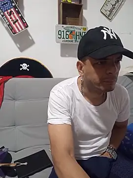 latinmartin73 online show from November 6, 2025, 10:43 pm